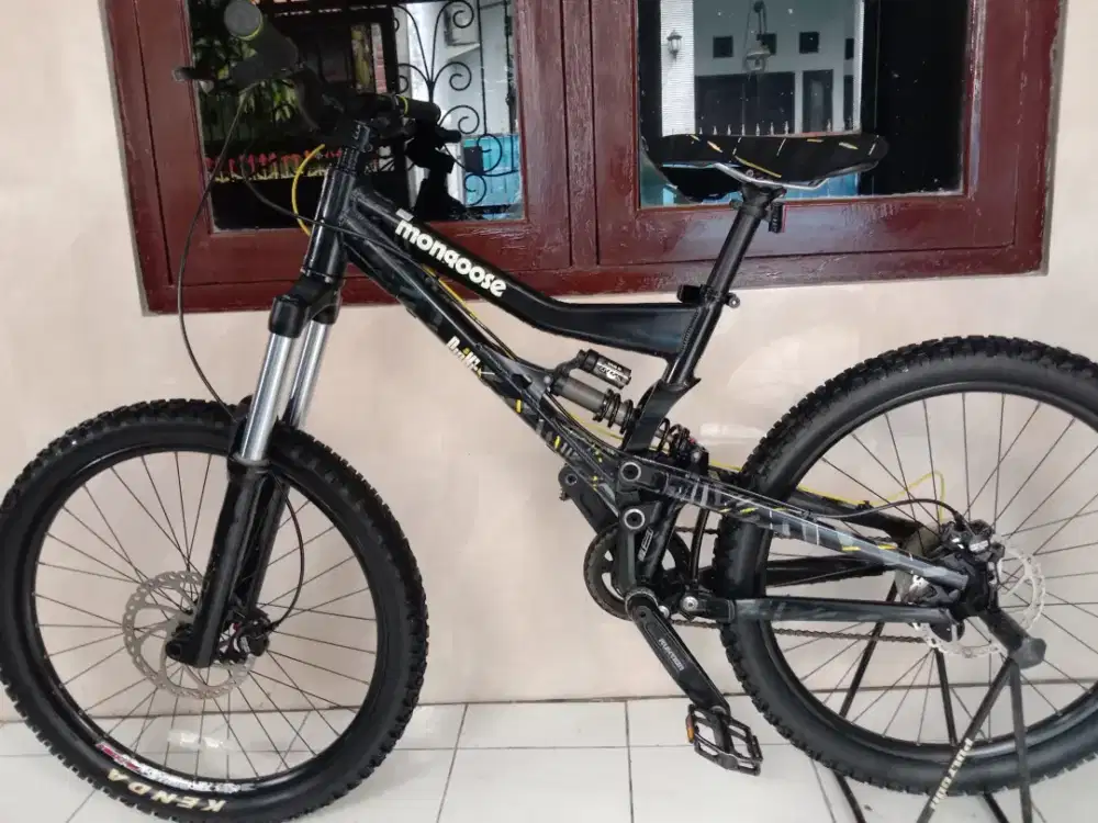 Sepeda fullsus Mongoose pinn'r