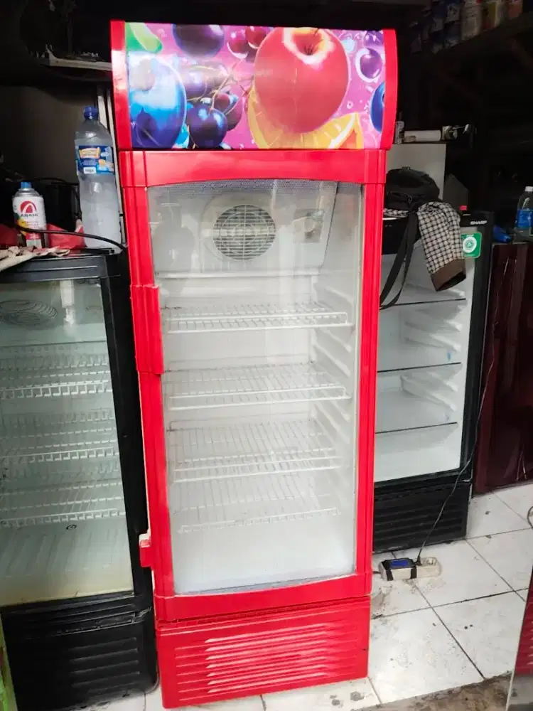 Showcase Uchida kondisi bagus normal dingin siap pakai