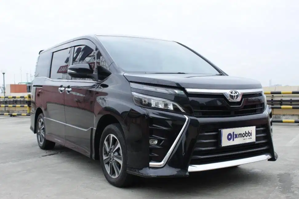 TDP 14JT Toyota Voxy 2.0 Bensin-AT Hitam 2018