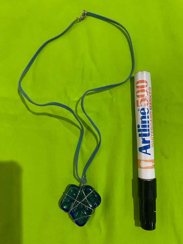 KALUNG DENGAN LIONTIN BIRU – PRELOVED