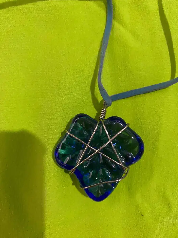 KALUNG DENGAN LIONTIN BIRU – PRELOVED