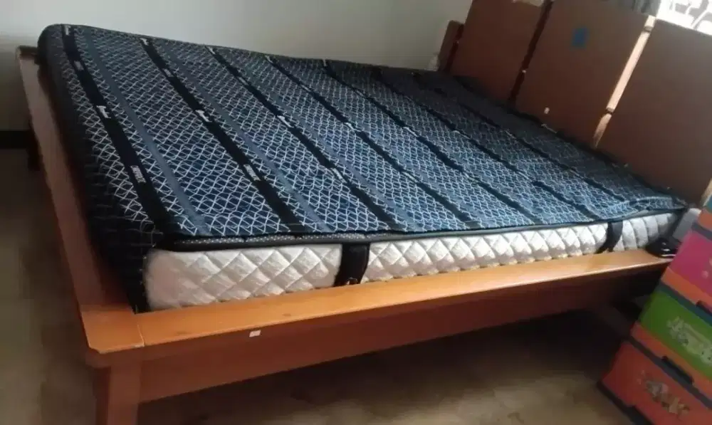 Tempat tidur dari kayu jati asli