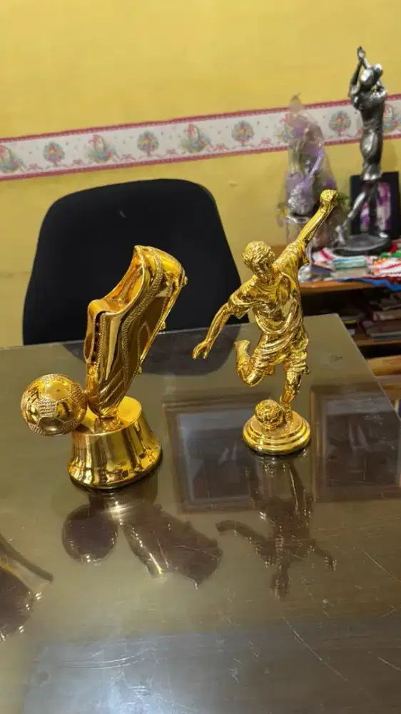 Tropi / piala bahan timah