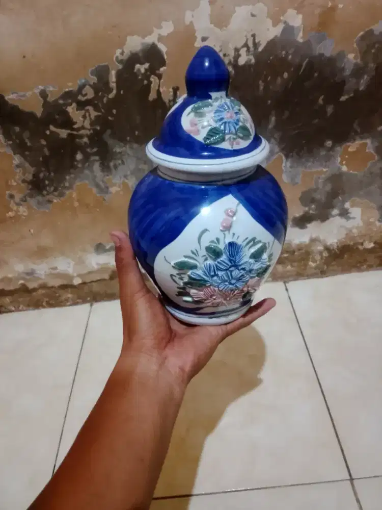 Pajangan guci keramik