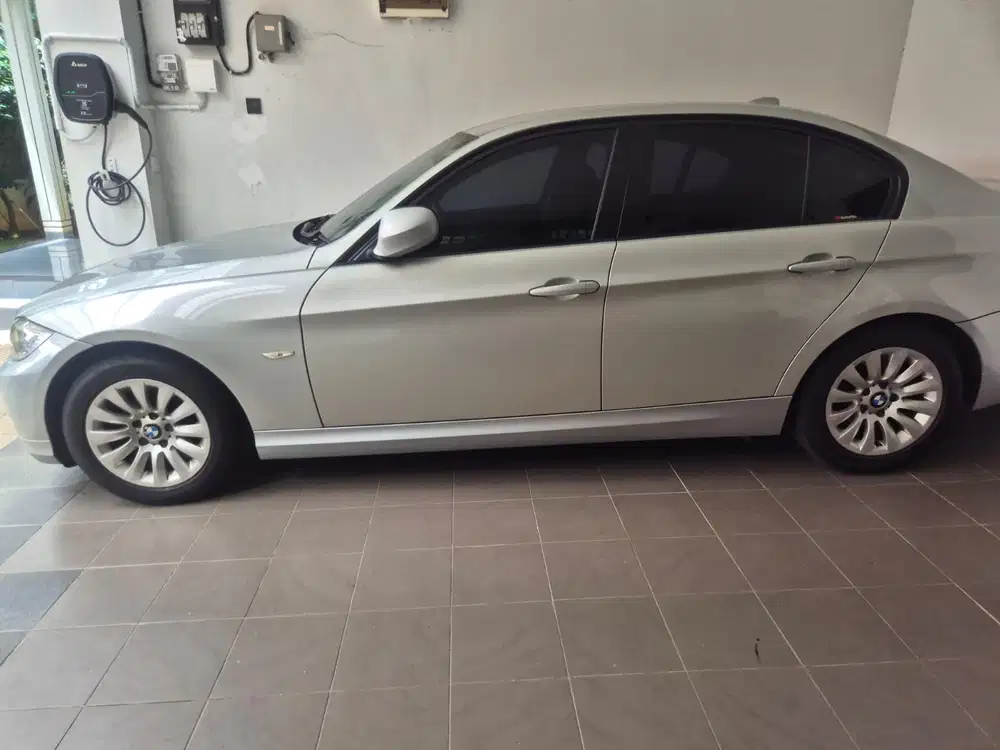 BMW 320i 2009 Bensin