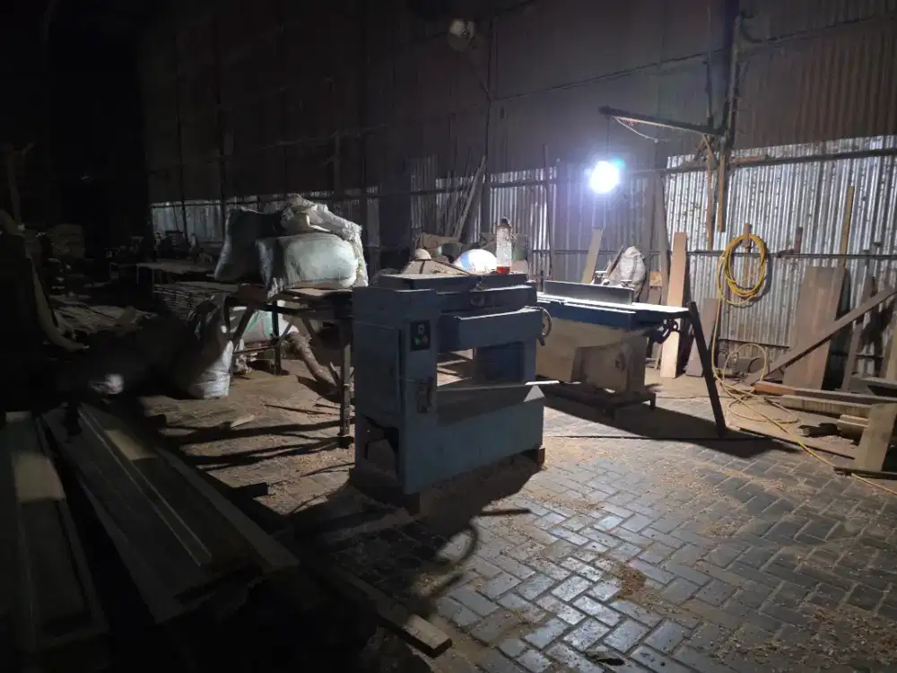 Tukang Kayu dan ½ Tukang