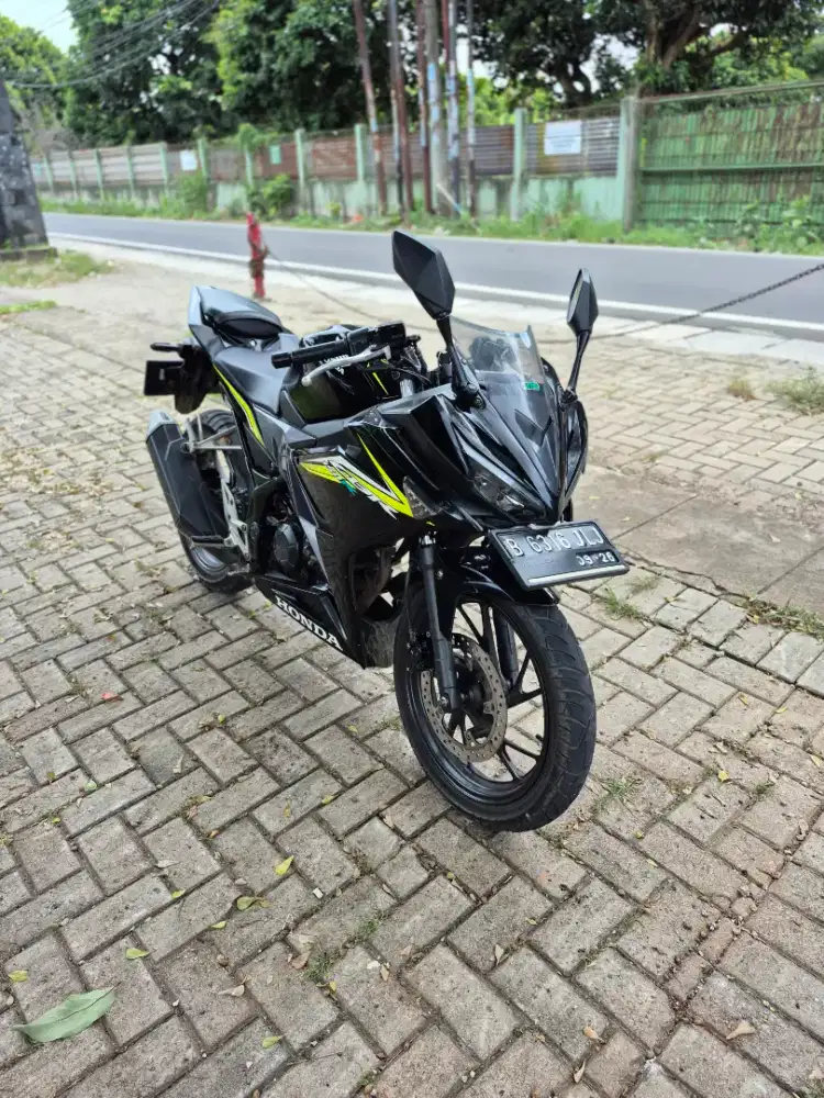 Dijual Honda CBR 150R Facelift tahun 2016 KM low pajak hidup panjang