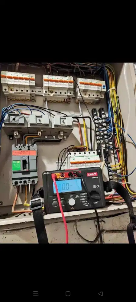 Tukang listrik profesional technic