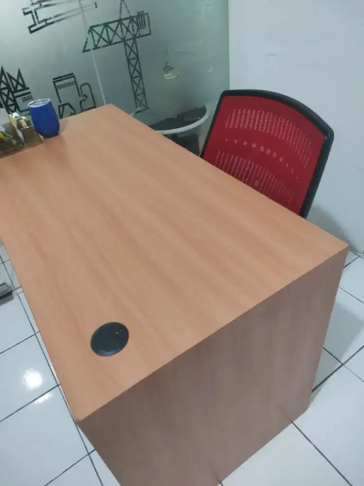 Meja kantor ada 3 unit