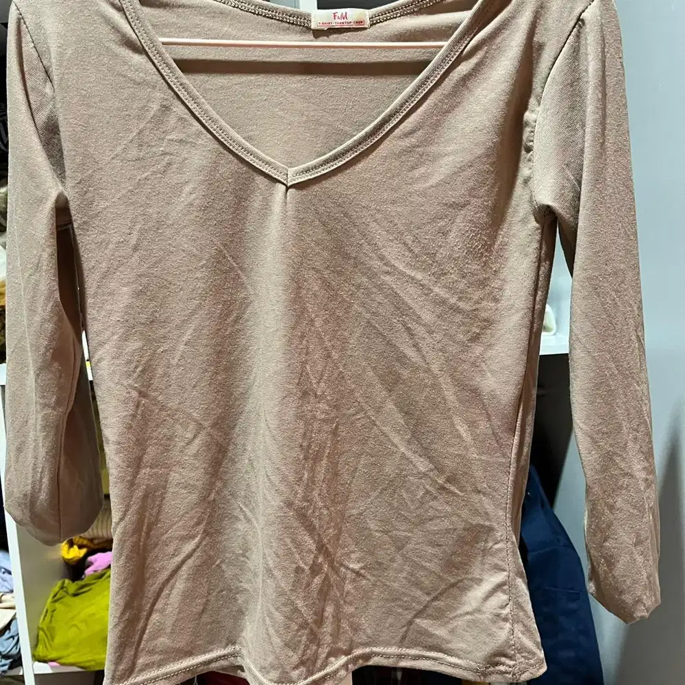 Baju kaos v-neck wanita