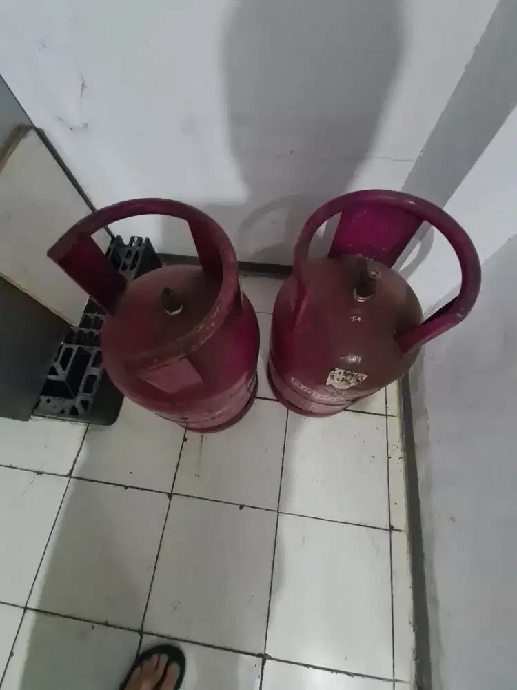 Tabung gas lpg warna merah
