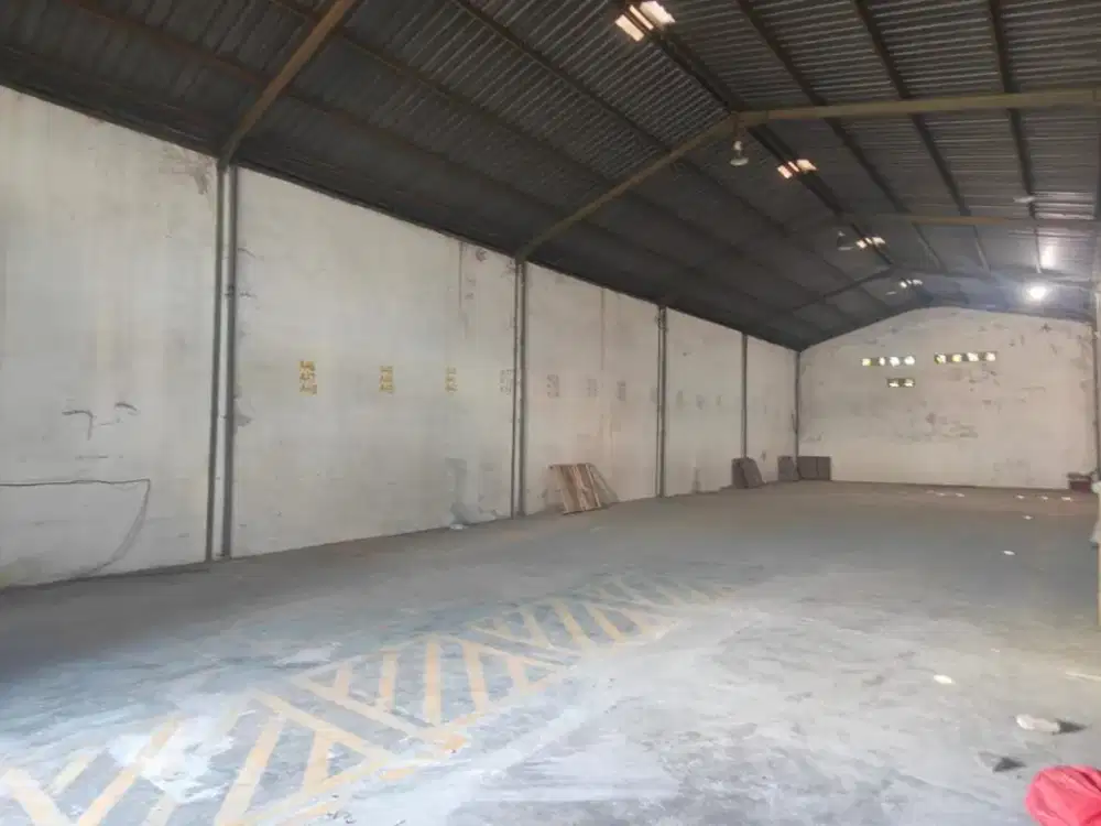 Disewakan gudang margomulyo perma Bangunan Luas cuma 160Jt/th