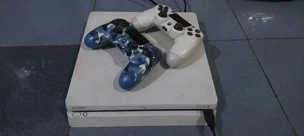 PS4 Slim 1 TB , 2 dualshock stik