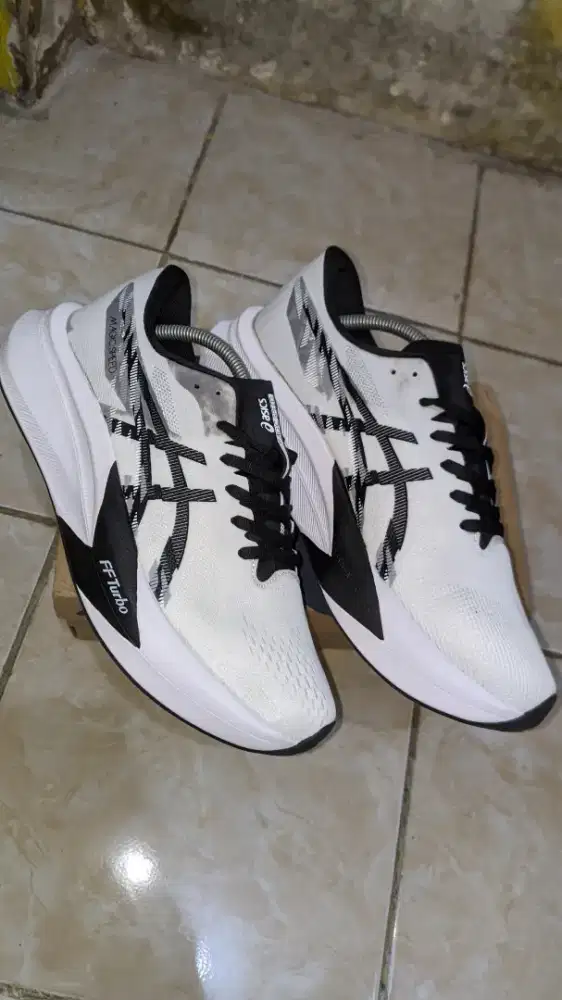 Sepatu running Asics magic speed