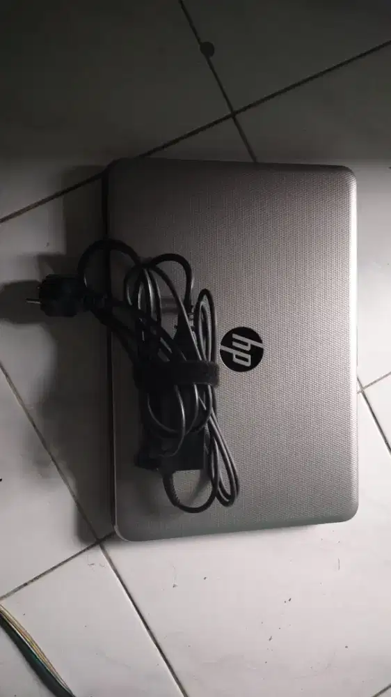 LAPTOP MERK HP bekas pemakaian sebulan
