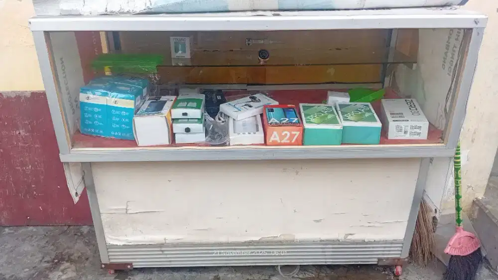 Jual etalase dan isinya