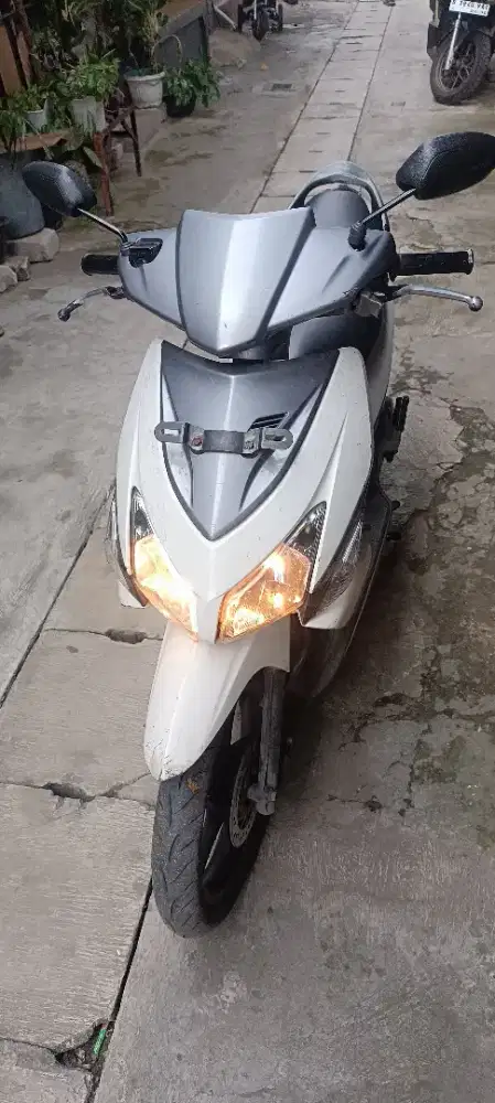 Vario 110 karbu putih