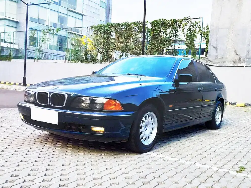 BMW 528i E39 A/T Terawat Baik Body Mulus Interior Orsinil Siap Pakai