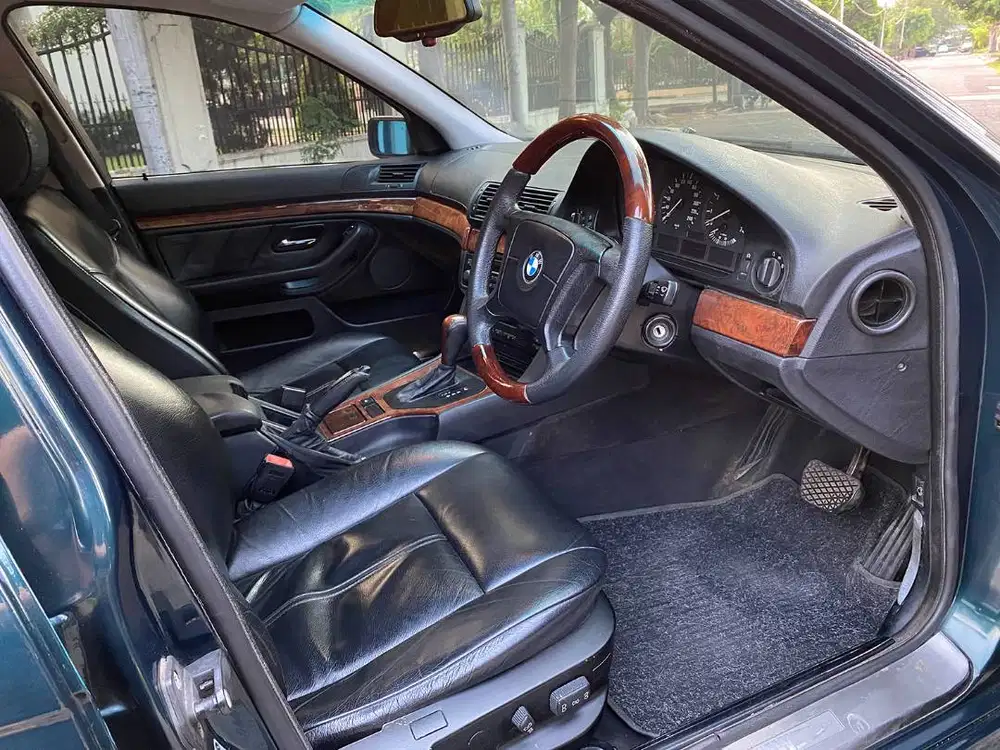 BMW 528i E39 A/T Terawat Baik Body Mulus Interior Orsinil Siap Pakai