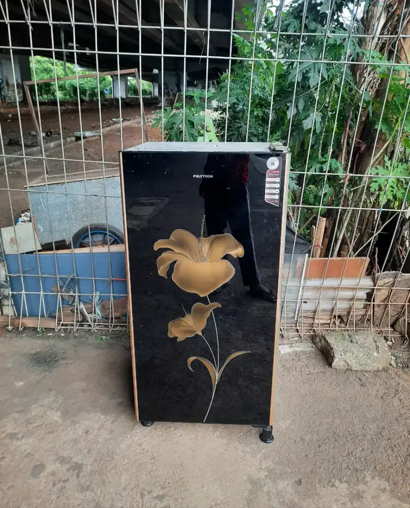 kulkas 1pintu merk polytron mulus nominus