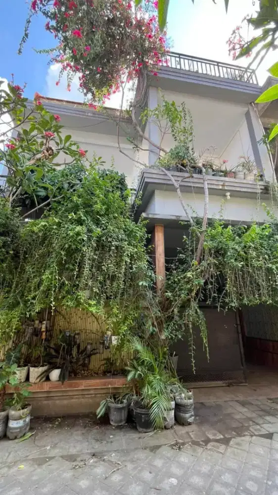 RUMAH 2 LANTAI RENON SEMI FURNISHED • BUC  - 500 MT DARI JALAN UTAMA