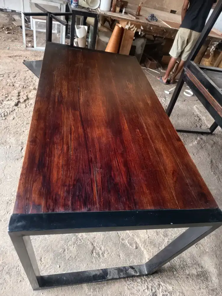 Meja jati bagus dengan kayu besi sangat elegan dengan kaki yang unik