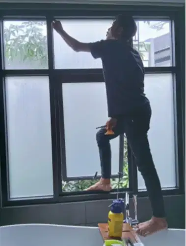 Sticker kaca film buram sandblast stiker sekat ruangan kaca film hotel