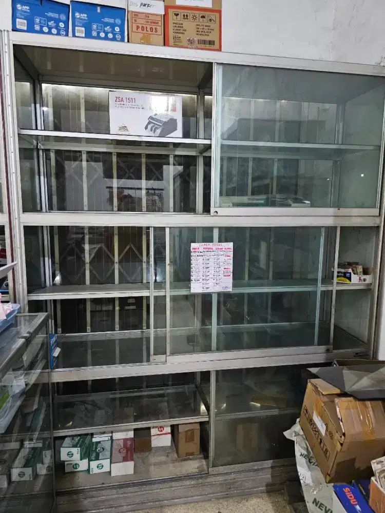 Lemari kaca stainless besar