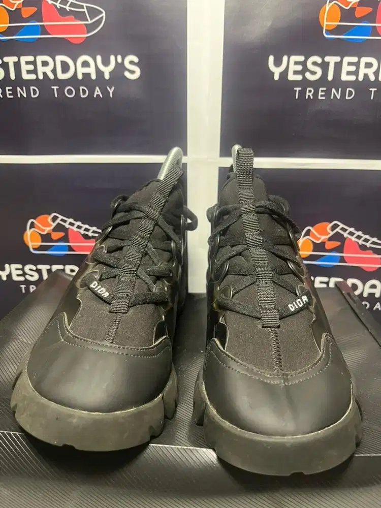 Sepatu Christian Dior