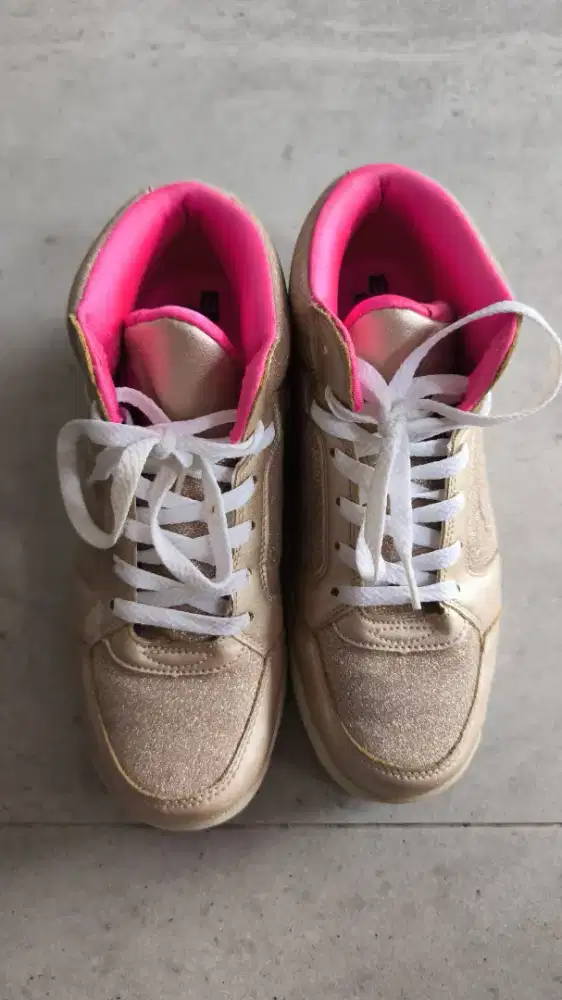 Sepatu anak merk SKECHERS