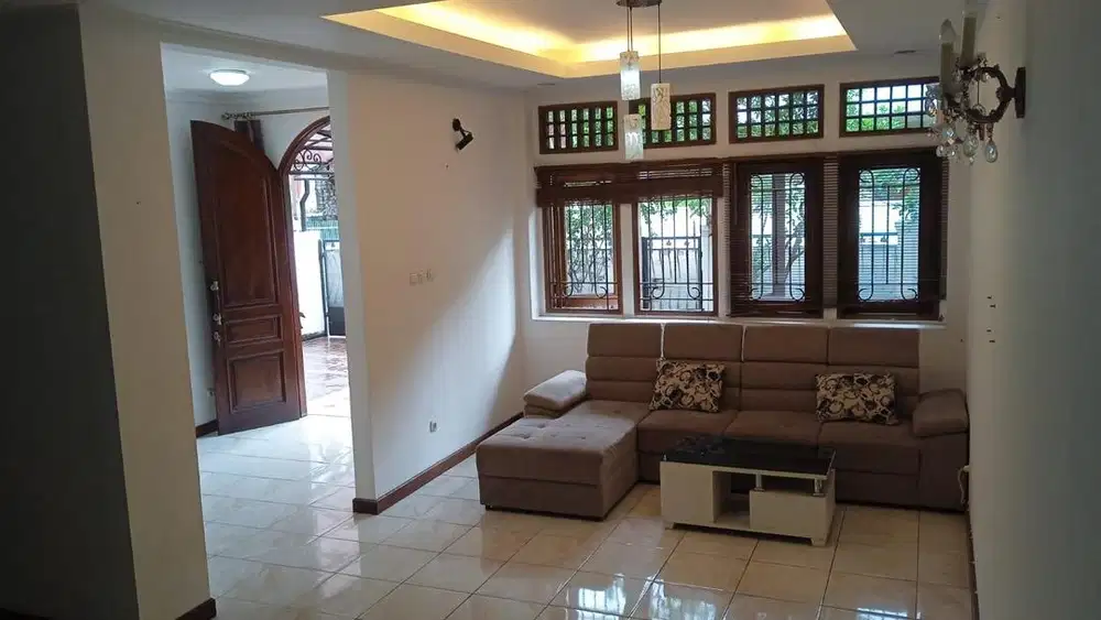 DISEWAKAN RUMAH 2 LANTAI DI KEMANG UTARA BISA UNTUK KANTOR