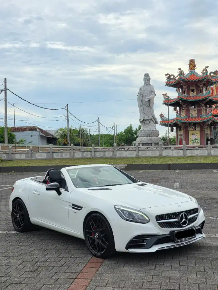 Mercedes Benz SLC43 AMG 2018 / Full Spec / Low Kilometer
