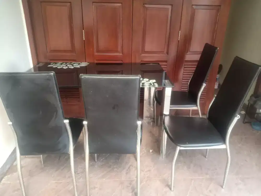 Meja dan 4 Buah Kursi Makan