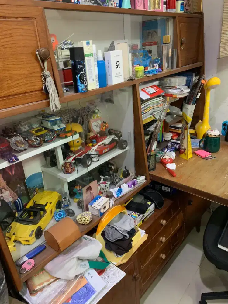 Meja belajar dan juga lemari hias jati