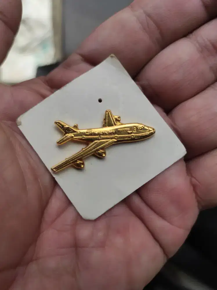 Mainan anak pin bros pesawat terbang mulus kinclong warna emas