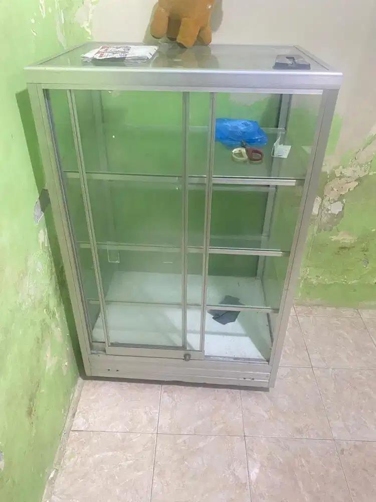Etalase bekas kaca tebal