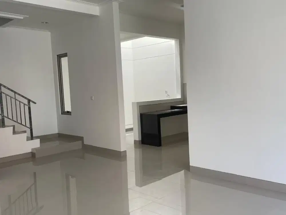 jual rumah 2 lantai PIK 2 uk 8x12,5m kosongan