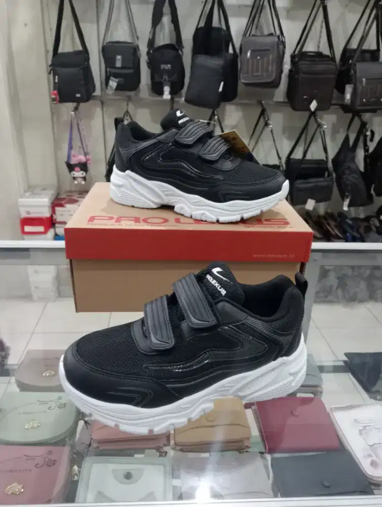 Sepatu kretekan original