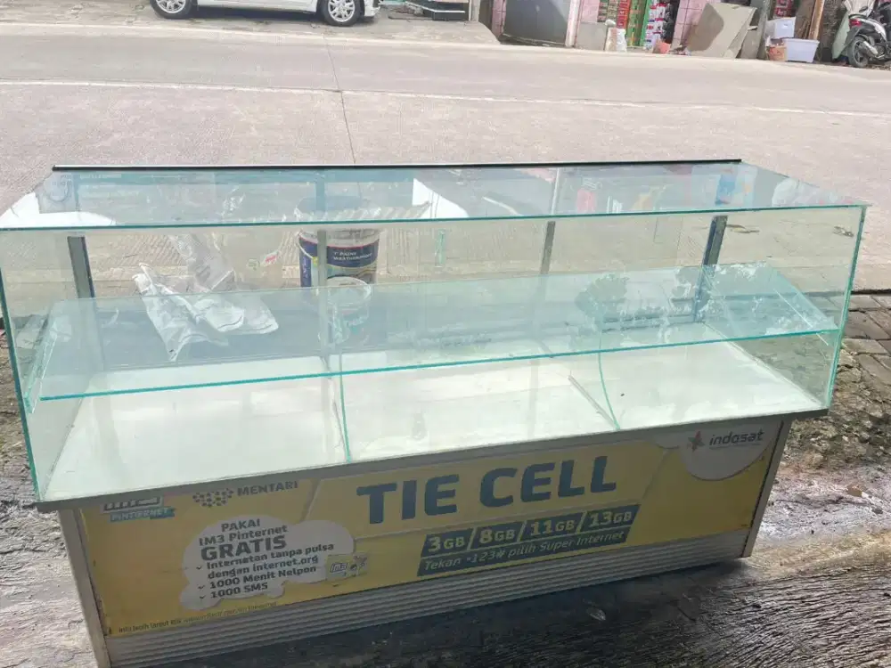 Etalase kaca bekas jualan voucher