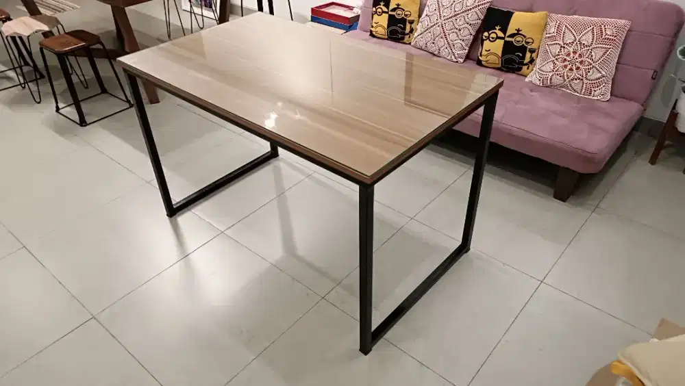 Meja makan 120x70x75 finishing HPL kaki besi holo