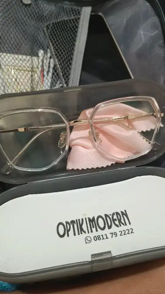Kacamata optik modern
