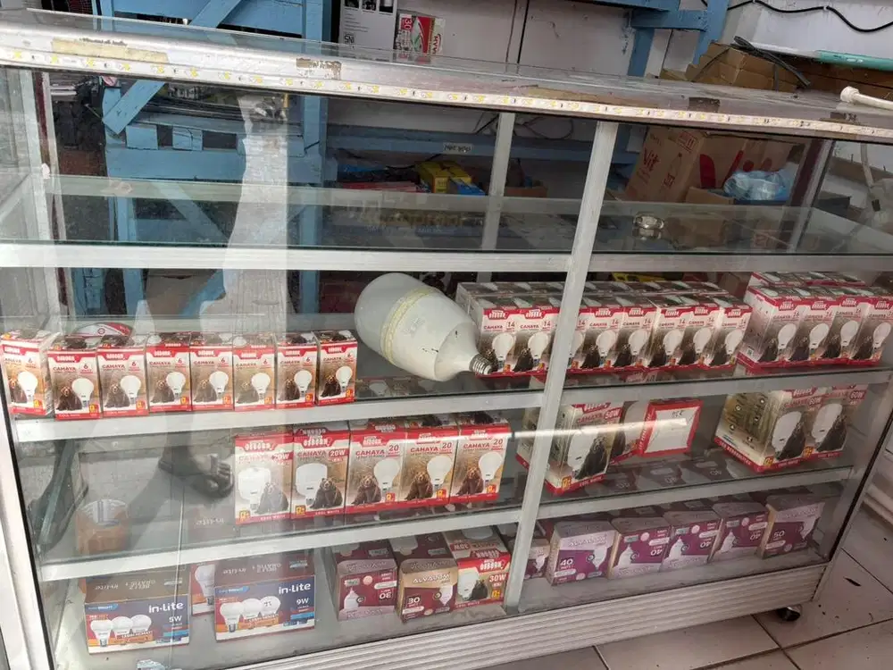 Etalase Kaca Panjang 1.5 M