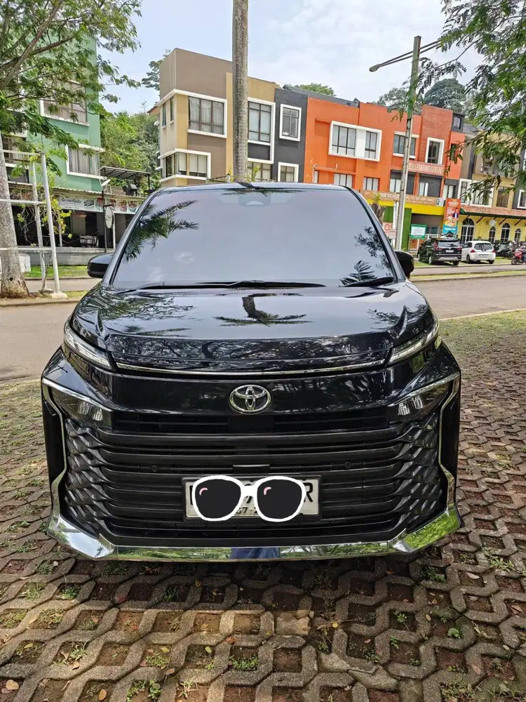 Toyota Voxy 2023.