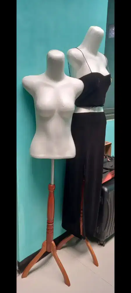 Manekin baju wanita dengan kaki besi kayu isi 2 produk paketan