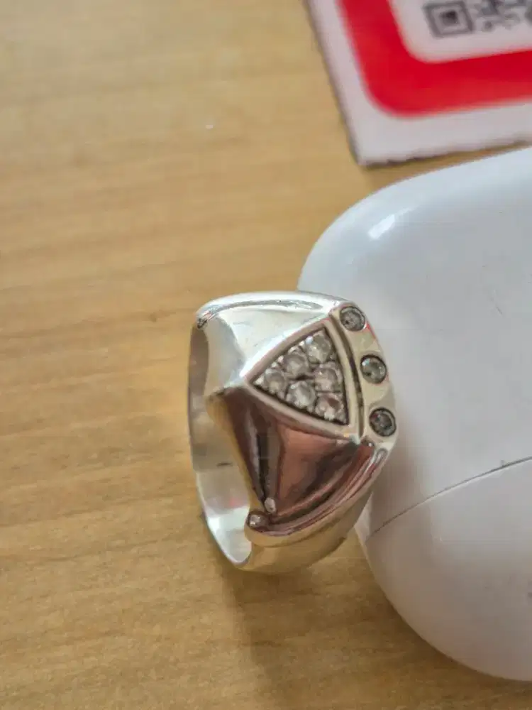 Cincin berlian, 9 mata berlian.