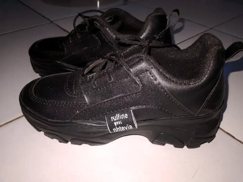 Sepatu anak nomor 38