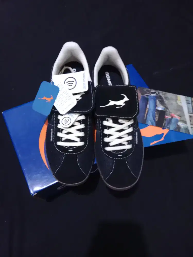 Sepatu compass home away