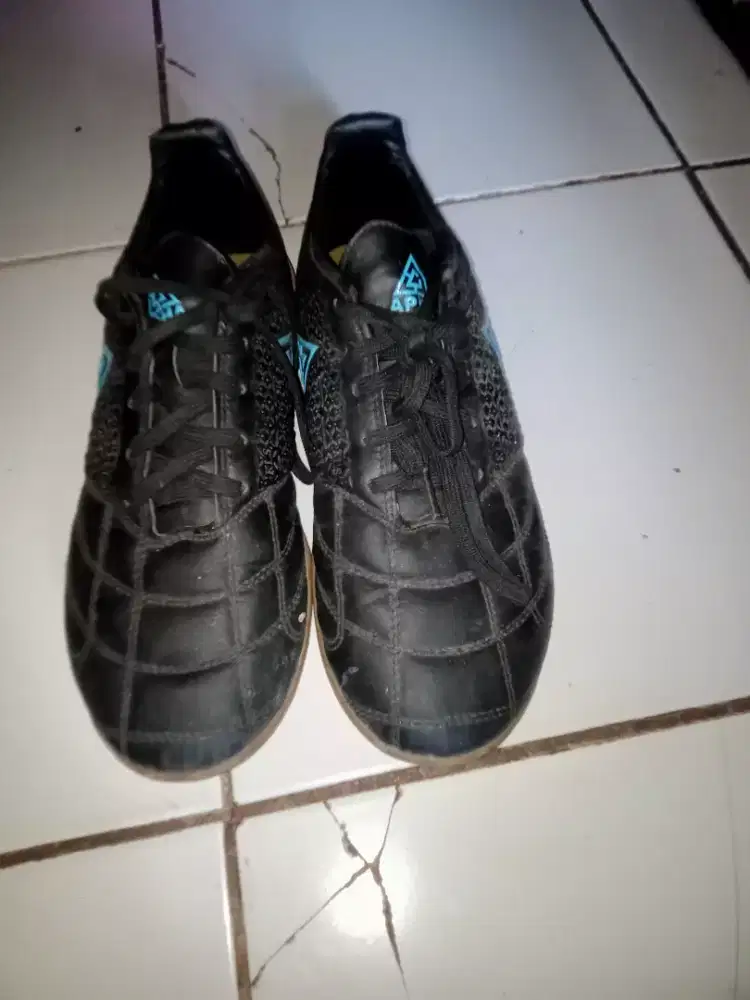 Sepatuu futsal merk alpha