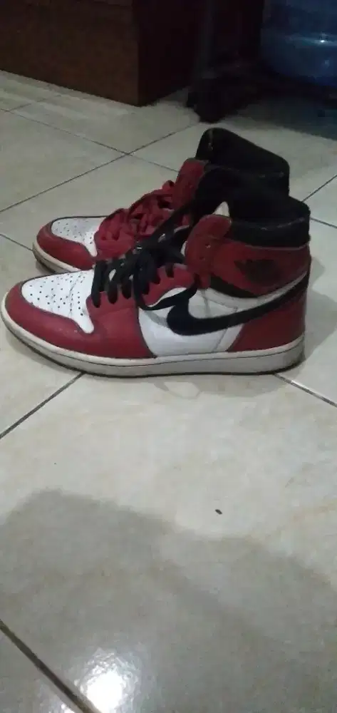 Sepatu Pria Merah