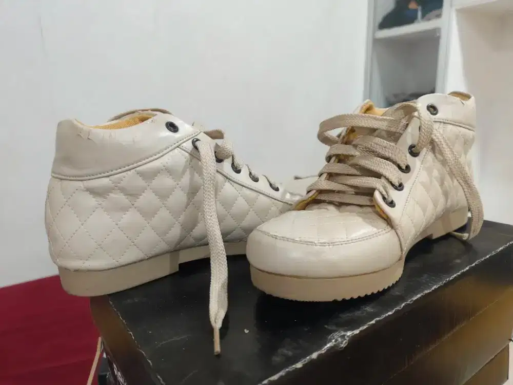 Sepatu Boots Kece warna cream merk fladeo